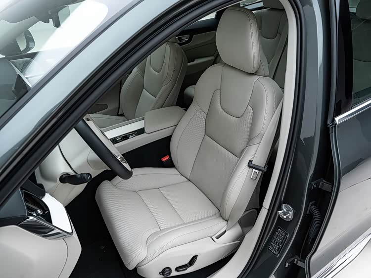 40万豪华SUV怎么选？沃尔沃XC60和奥迪Q5L谁更懂生活？