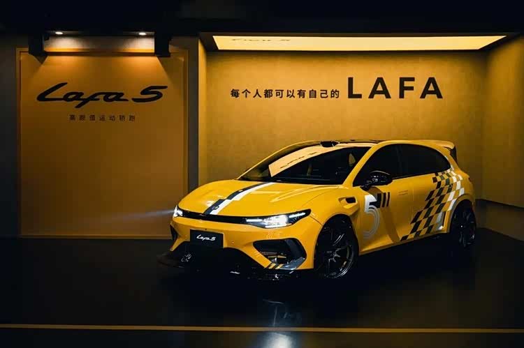 10万就能买到的后驱轿跑，零跑做出来了