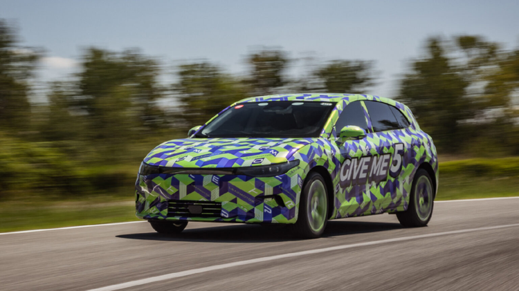 10万就能买到的后驱轿跑，零跑做出来了