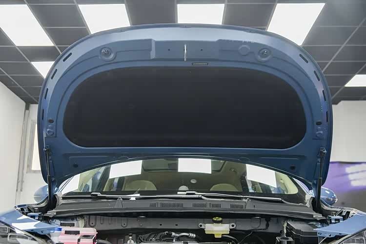 尚界H5拆车：“三层钢板”的防撞梁你见过吗？不减重就是硬刚！