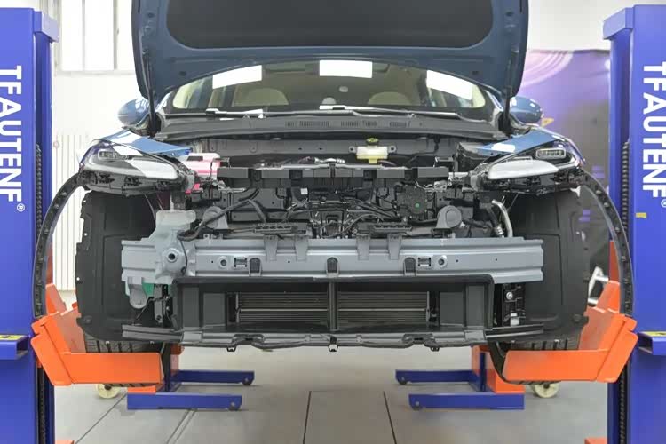 尚界H5拆车：“三层钢板”的防撞梁你见过吗？不减重就是硬刚！