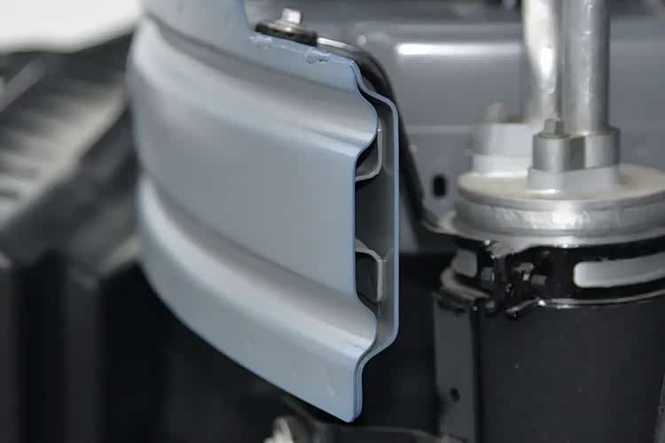 尚界H5拆车：“三层钢板”的防撞梁你见过吗？不减重就是硬刚！