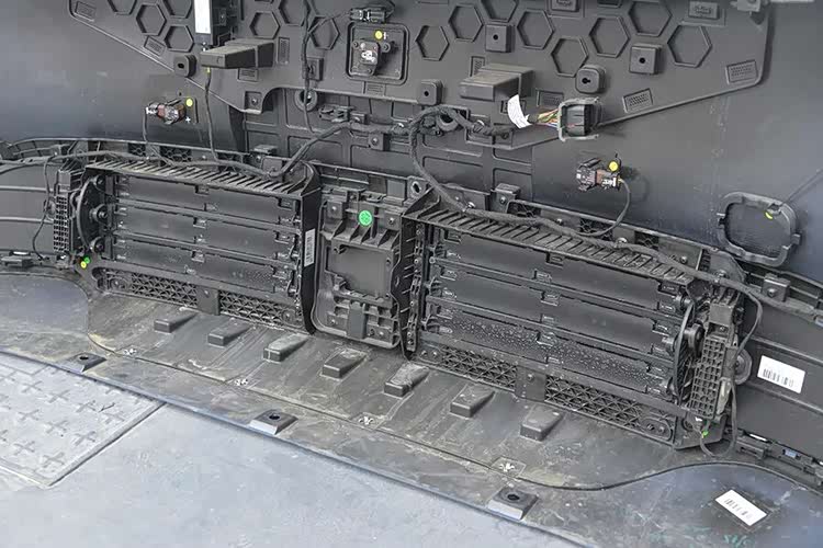 尚界H5拆车：“三层钢板”的防撞梁你见过吗？不减重就是硬刚！