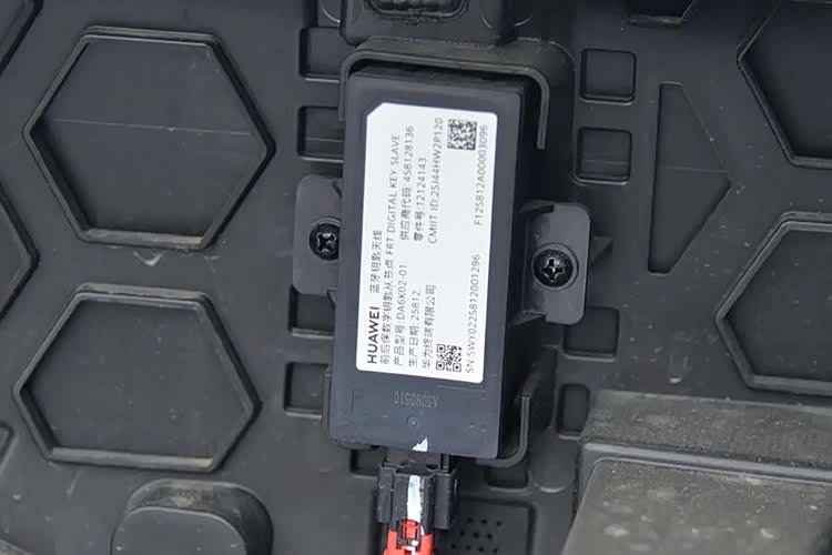 尚界H5拆车：“三层钢板”的防撞梁你见过吗？不减重就是硬刚！