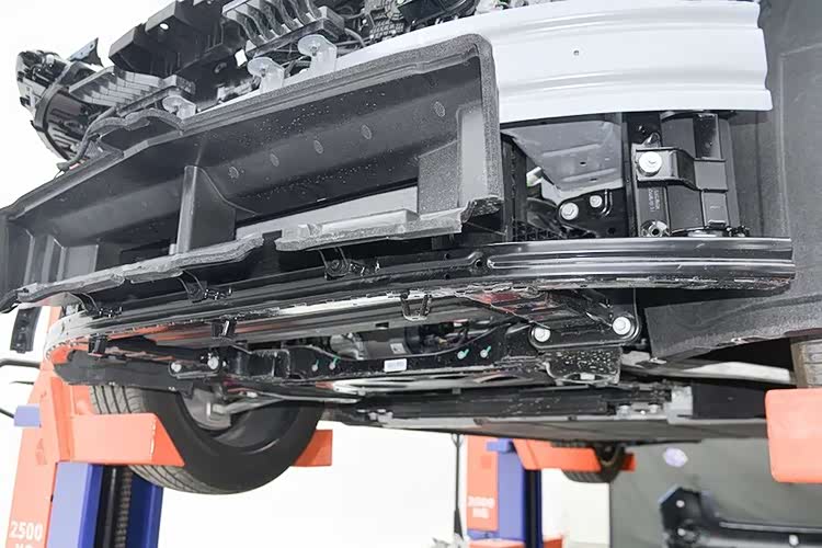 尚界H5拆车：“三层钢板”的防撞梁你见过吗？不减重就是硬刚！