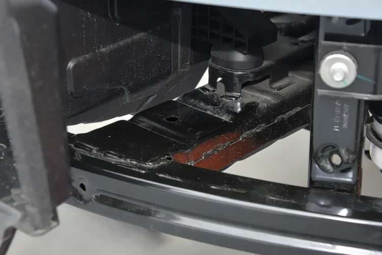 尚界H5拆车：“三层钢板”的防撞梁你见过吗？不减重就是硬刚！