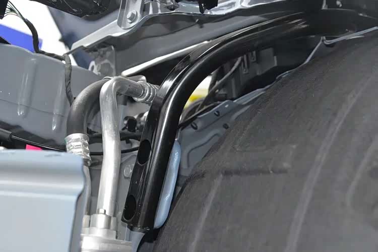 尚界H5拆车：“三层钢板”的防撞梁你见过吗？不减重就是硬刚！