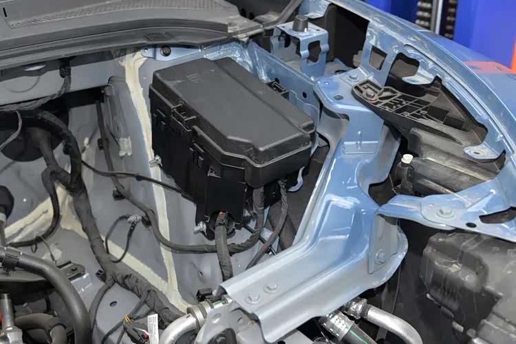 尚界H5拆车：“三层钢板”的防撞梁你见过吗？不减重就是硬刚！