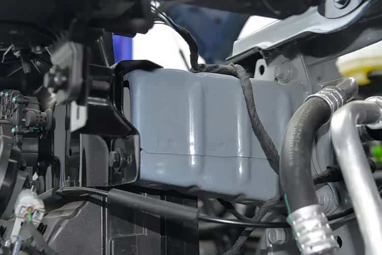 尚界H5拆车：“三层钢板”的防撞梁你见过吗？不减重就是硬刚！