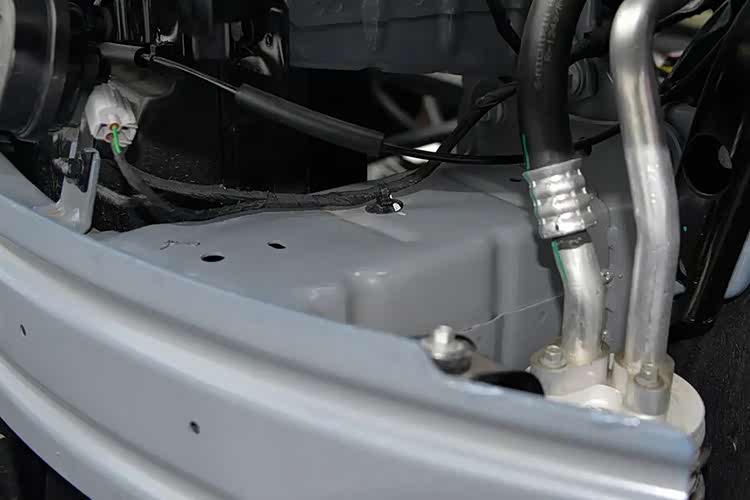 尚界H5拆车：“三层钢板”的防撞梁你见过吗？不减重就是硬刚！