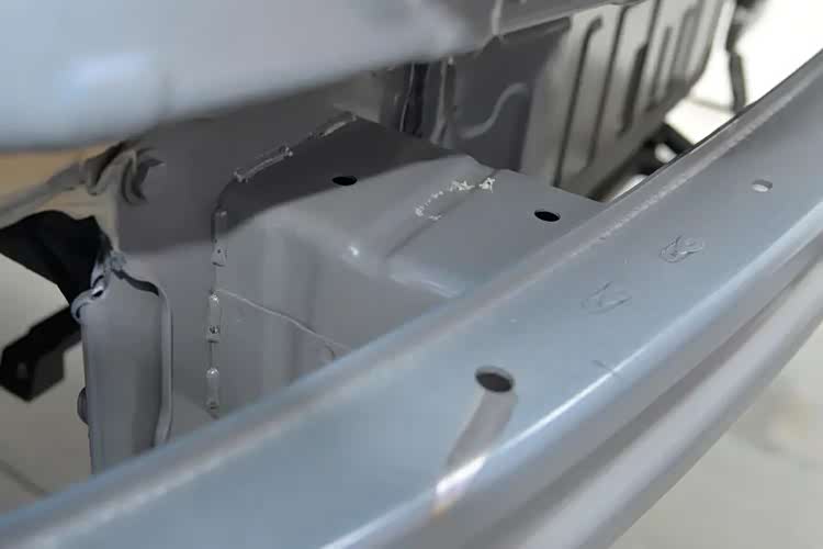 尚界H5拆车：“三层钢板”的防撞梁你见过吗？不减重就是硬刚！